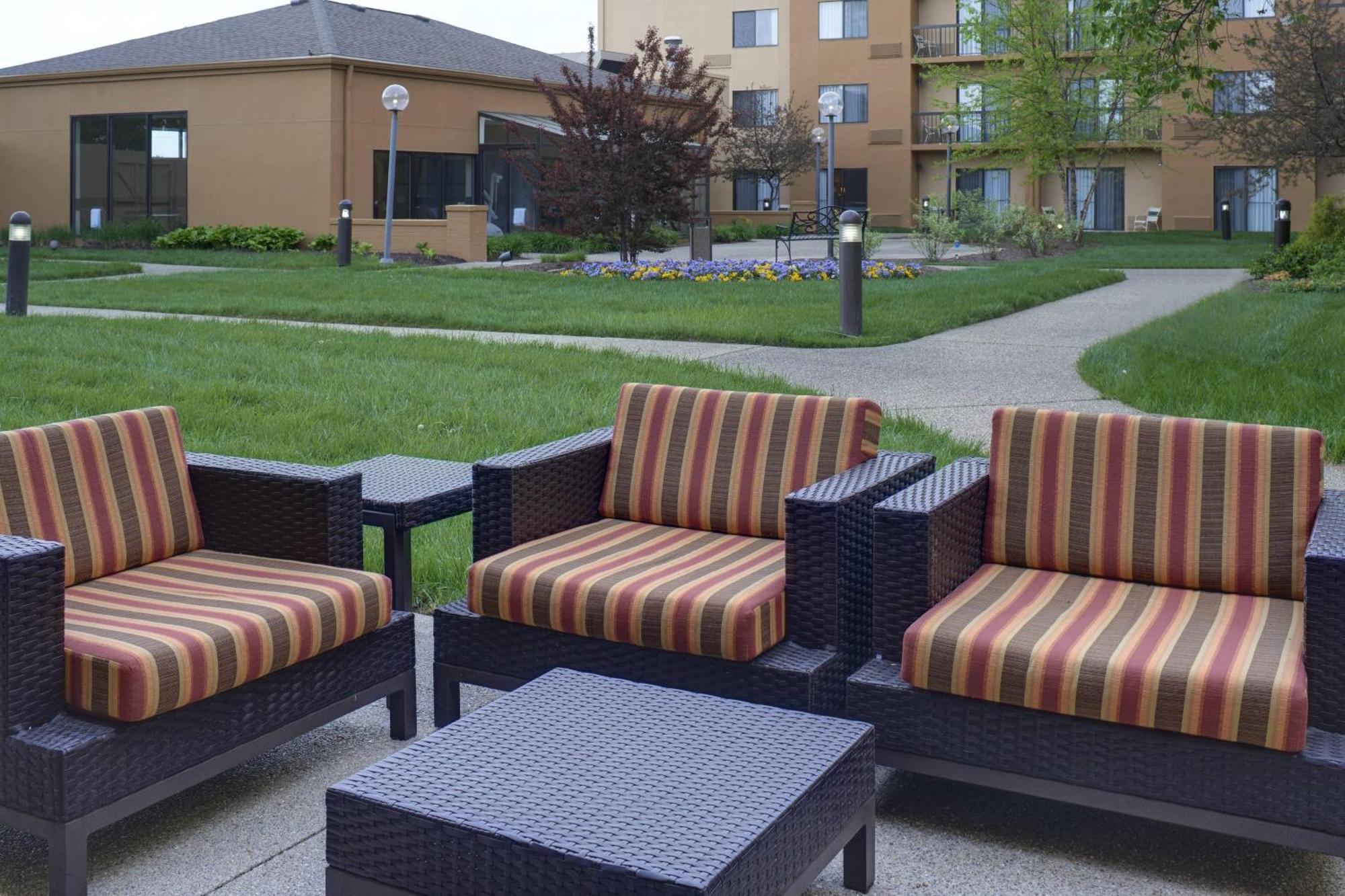 Courtyard By Marriott Indianapolis Airport Hotel Ngoại thất bức ảnh