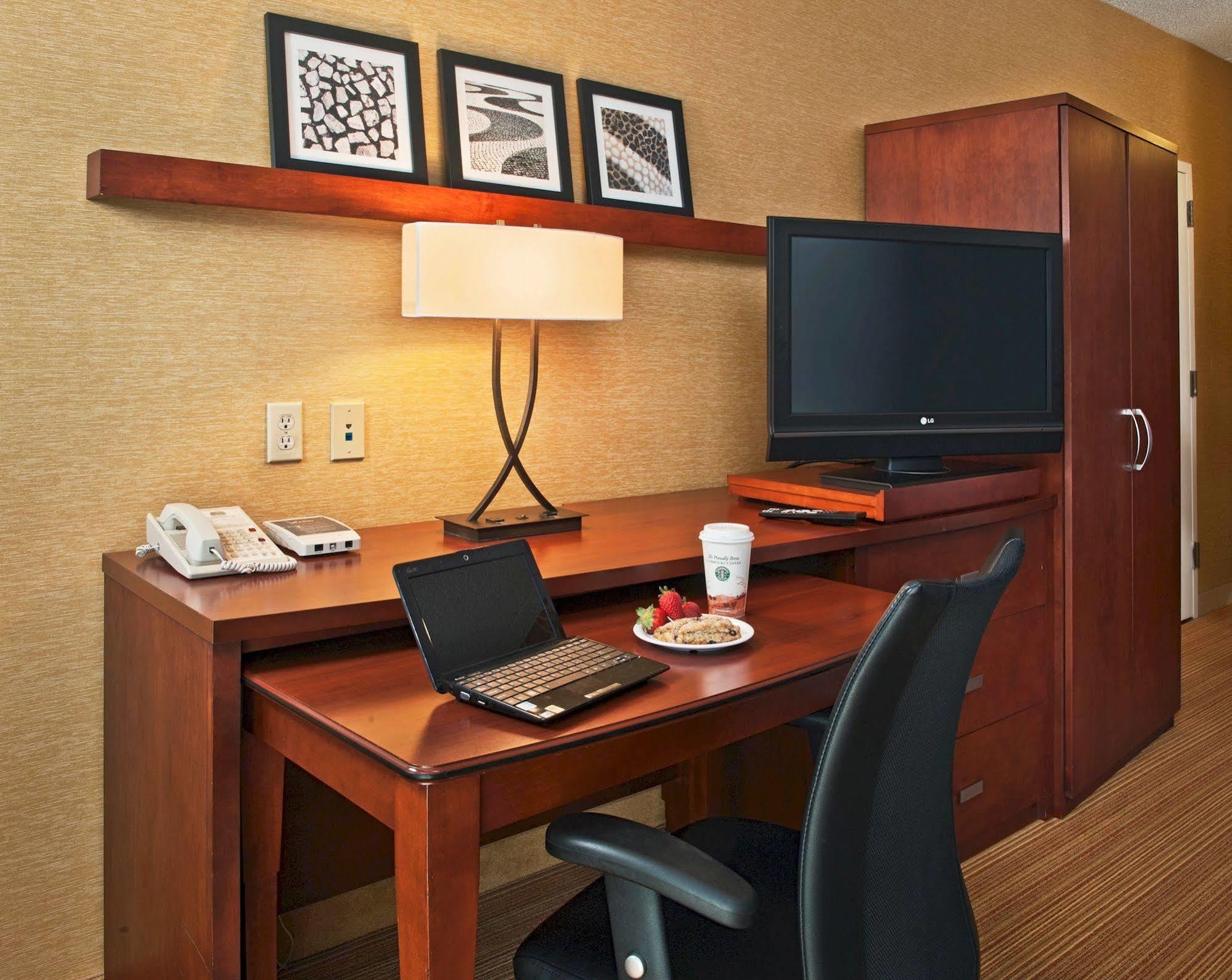 Courtyard By Marriott Indianapolis Airport Hotel Ngoại thất bức ảnh