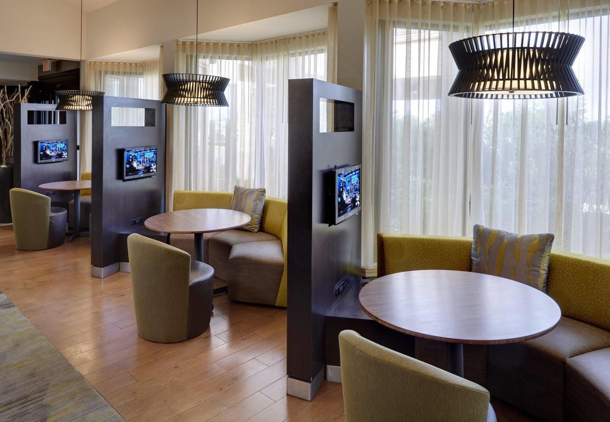 Courtyard By Marriott Indianapolis Airport Hotel Ngoại thất bức ảnh